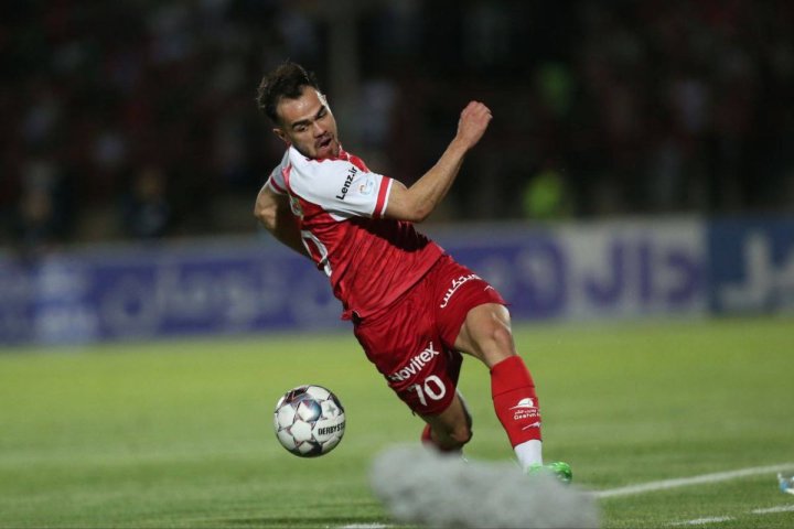 Узбекский футболист Остон Урунов в чемпионате Ирана расстроил узбекского вратаря