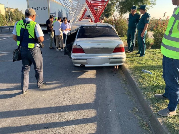 В Самарканде водитель влетел в припаркованный прицеп и погиб