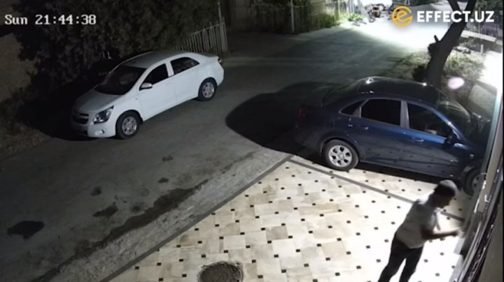 Стали известны подробности инцидента с сотрудниками банка, которые отпинали дверь дома гражданина