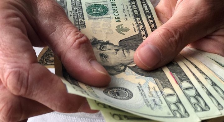 В Ташкенте адвокат задержан при получении 20 тыс. долларов