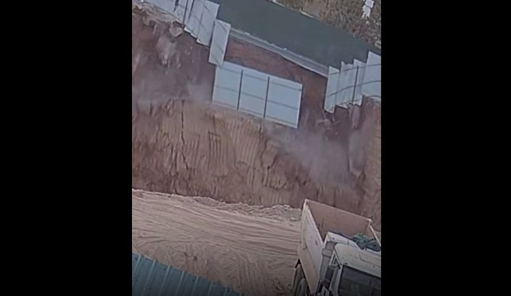 В Ташкенте из-за действий застройщика обвалилась часть дороги - видео