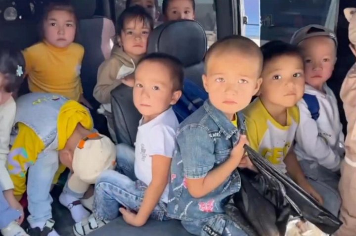 В Андижане остановили «резиновый» Damas, внутри которого находились более 30 детей — видео