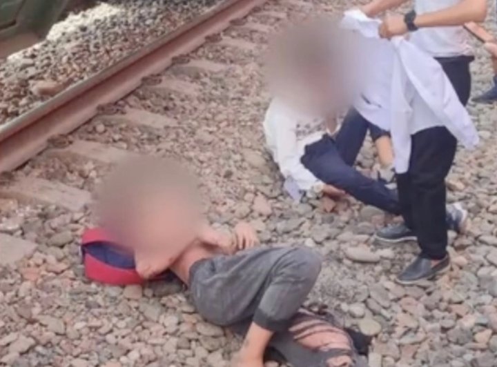 В Фергане школьники пытались сделать селфи на вагоне, их ударило током — видео