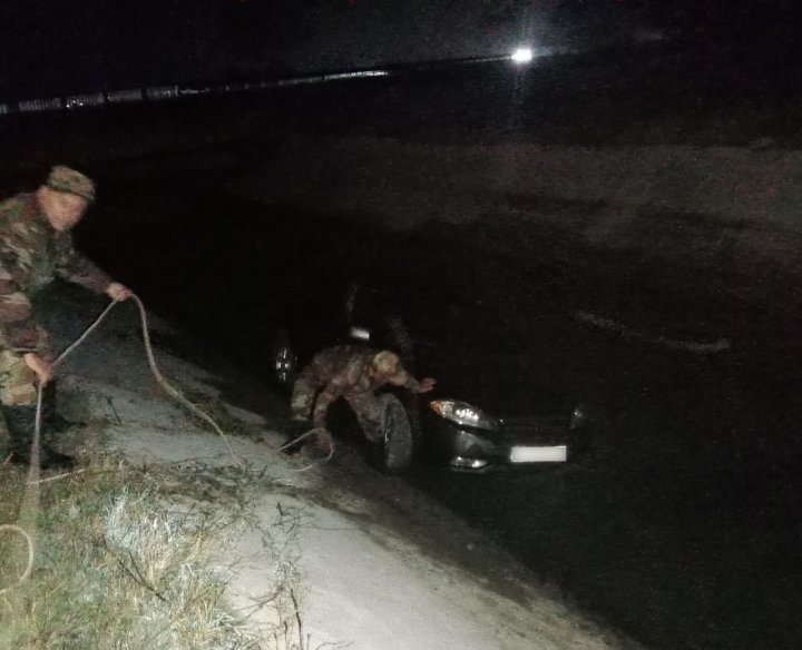 В Ташкентской области сотрудники МЧС оказали помощь водителю автомобиля «Lacetti»