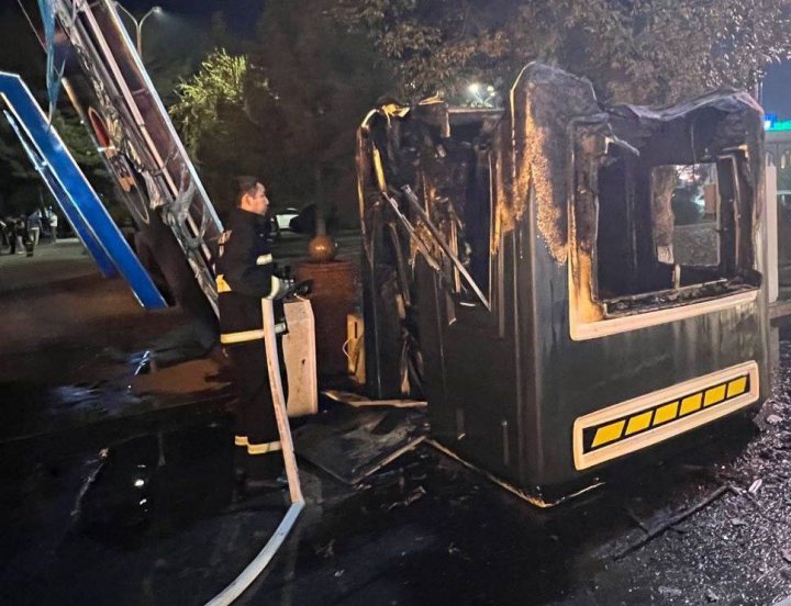 У входа в парк «Majic City» вспыхнул пожар — видео