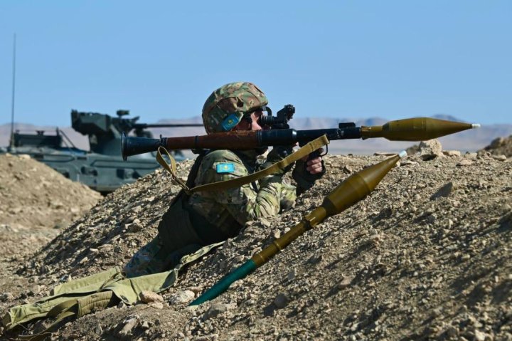 Узбекистан и Казахстан провели совместные военные учения