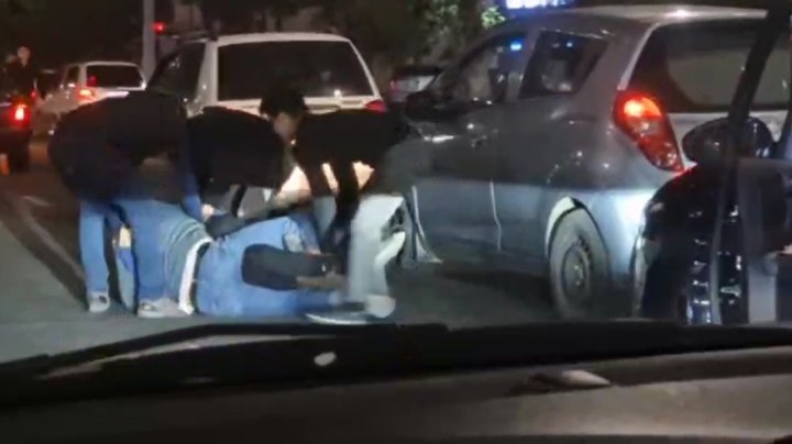 В Ташкенте водители Matiz и Spark не поделили дорогу и устроили драку — видео