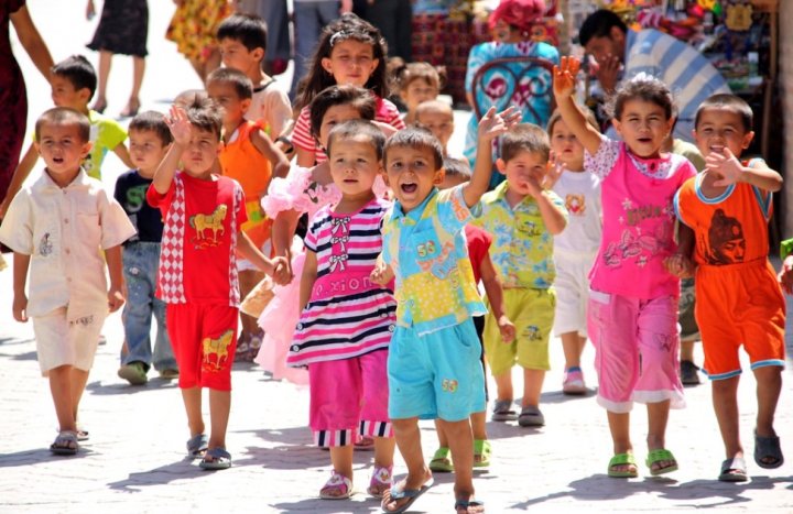 В каком возрасте чаще всего узбекистанцы становятся родителями?