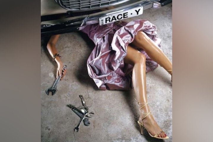 В Узбекистане набирает популярность автомастерская только для женщин