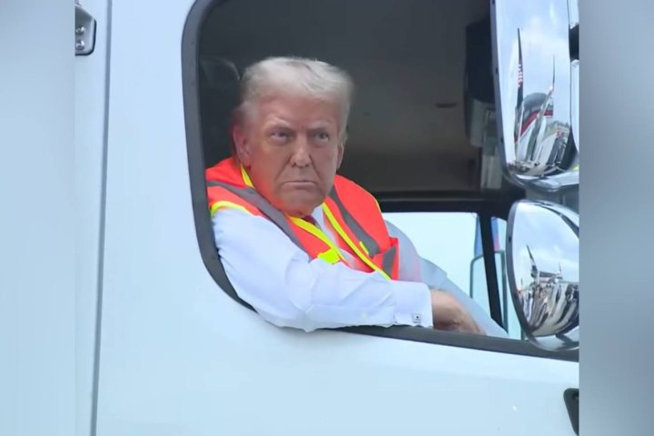 Трамп прокатился на мусоровозе после того, как Байден назвал его сторонников отбросами