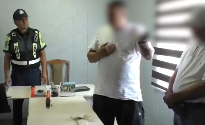 В Джизаке водитель грузовика дал взятку сотруднику ДПС