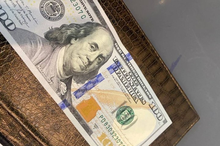 В Узбекистане продолжает падать курс доллара