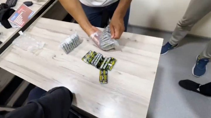 Мужчина из Джизакской области приобрёл у несовершеннолетнего крупную партию психотропных препаратов