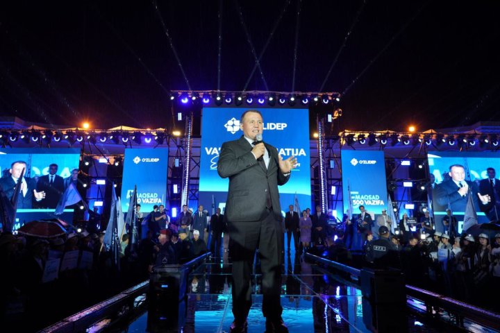 Несмотря на дождливую погоду, в агитационном мероприятии УзЛиДеП приняли участие более тысячи наших соотечественников