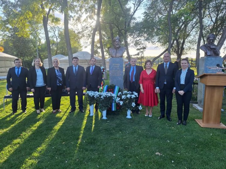 В венгерском городе Лакителек установили бюст Алишера Навои