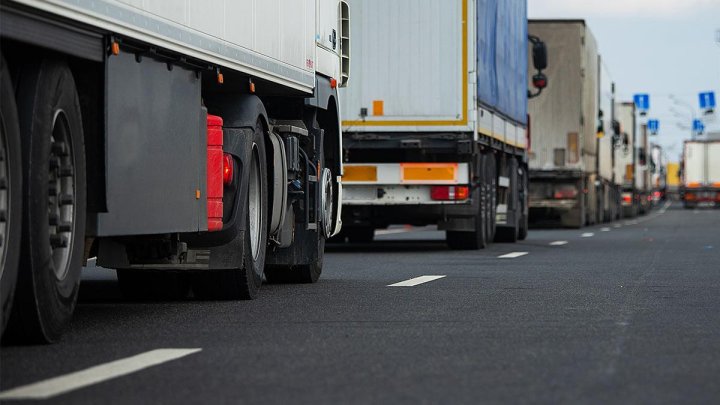 В Узбекистане ввели штрафы для водителей грузовиков, занимающих крайнюю левую полосу