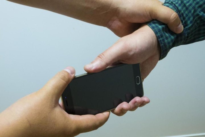 В Ташкенте суд прекратил уголовное дело в отношении подсудимого, укравшего два мобильных телефона