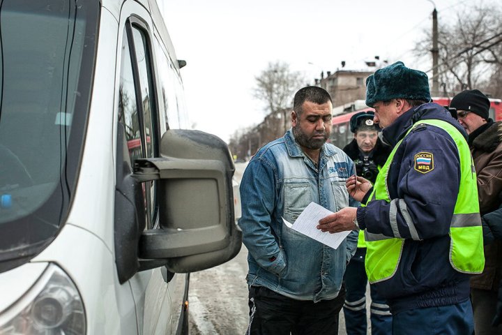 Мигрантам в Приморье запретят водить автобусы и работать курьерами
