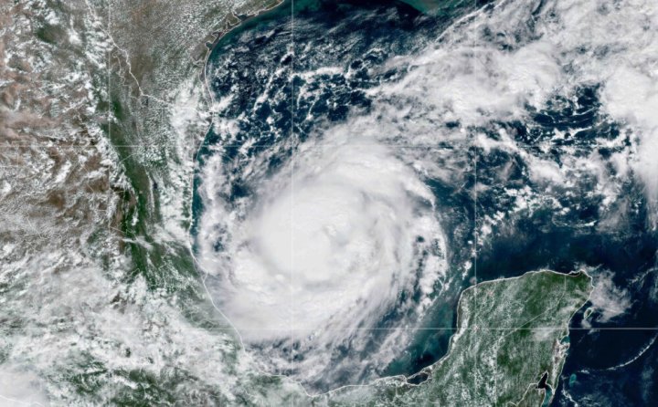 Посольство Узбекистана обратилось к соотечественникам, проживающим в штате Флорида, куда накануне пришёл ураган «Милтон»