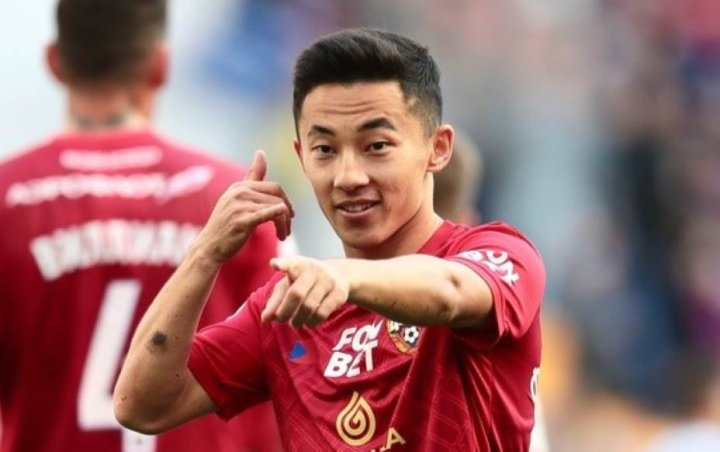 Узбекский полузащитник Аббосбек Файзуллаев попал в символическую сборную тура