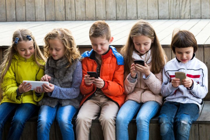ВОЗ призывает к ограничению доступа детей к смартфонам