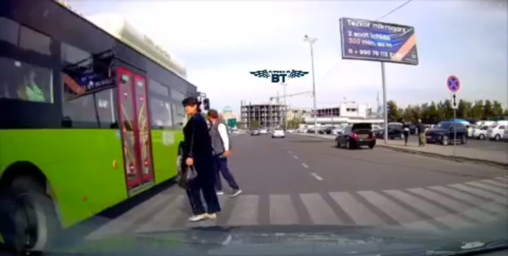 В Ташкенте водитель автобуса едва не сбил пешеходов на переходе