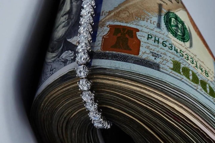 В Узбекистане подорожали все иностранные валюты, кроме доллара и фунта