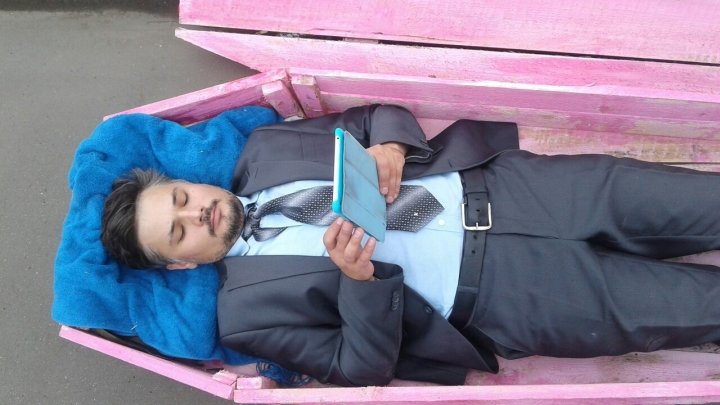 Россияне массово увлеклись гроботерапией — видео