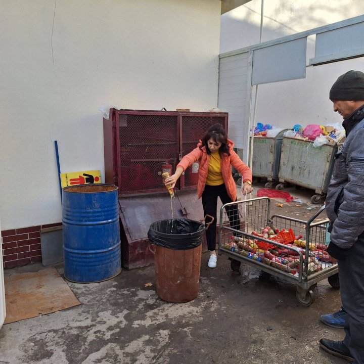 На одном из рынков Мирзо-Улугбекского района выявили 56л некачественной перцовой продукции