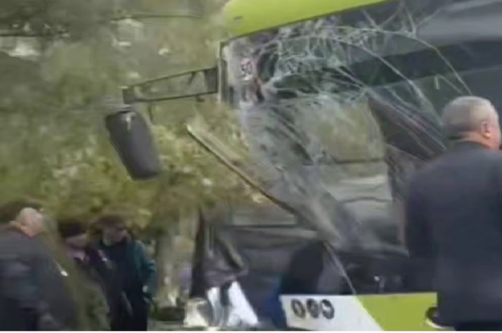 В Ташкенте водитель автобуса потерял управление и совершил ДТП, есть пострадавший