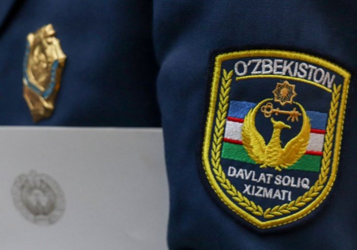 В Зангиатинском районе сотрудник налоговой потребовал с предпринимателя $1 200, чтобы целый год не проводить проверки