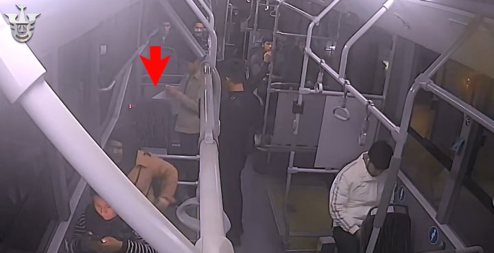 В Ташкенте неизвестные лица расклеивают в автобусах плакаты, разделяющие салон транспорта по половому признаку