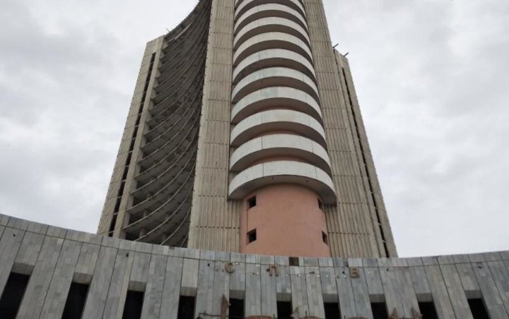 В Ташкенте подросток погиб, упав с 21-го этажа заброшенной гостиницы «Чорсу»