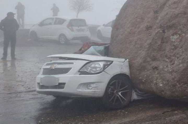 В Кашкадарьинской области огромный камень раздавил автомобиль «Cobalt»