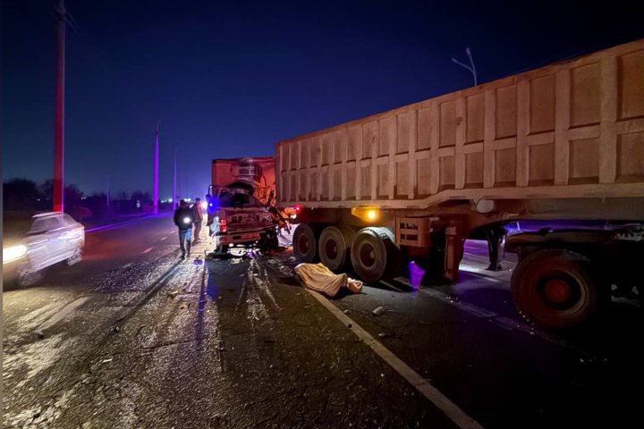 В Ташкенте столкнулись два грузовика, есть погибший