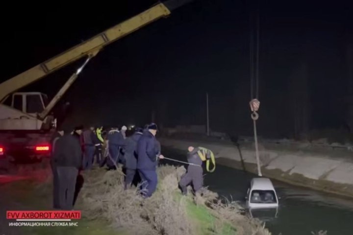 В Фергане три человека чудом спаслись из тонущего автомобиля