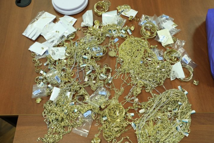 В Сырдарье гражданин использовал своего 14-летнего внука для контрабанды золотых украшений