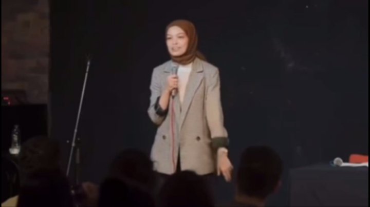 Юмористка из Турции во время выступления оскорбила женщин из Узбекистана — видео