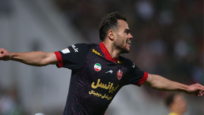 Узбекскому футболисту подарили iPhone из чистого золота