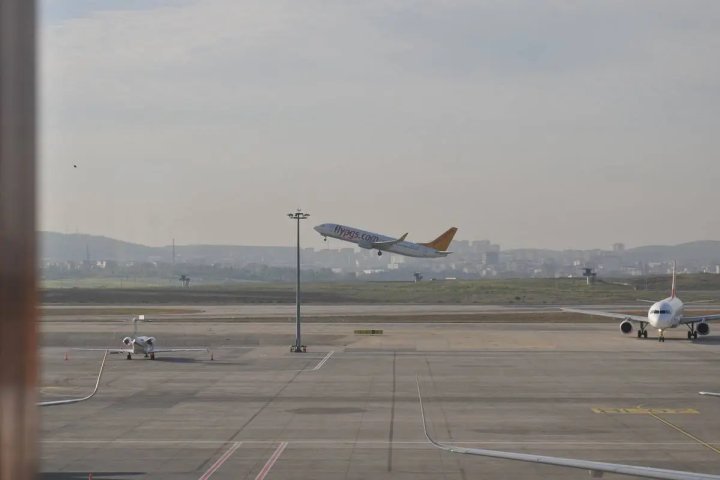 Ряд рейсов из Узбекистана прибыли в Москву с опозданием из-за атаки беспилотников