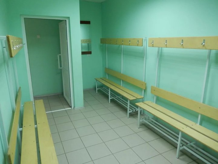 В Узбекистане охранник школы организовал притон для интимных отношений в раздевалке