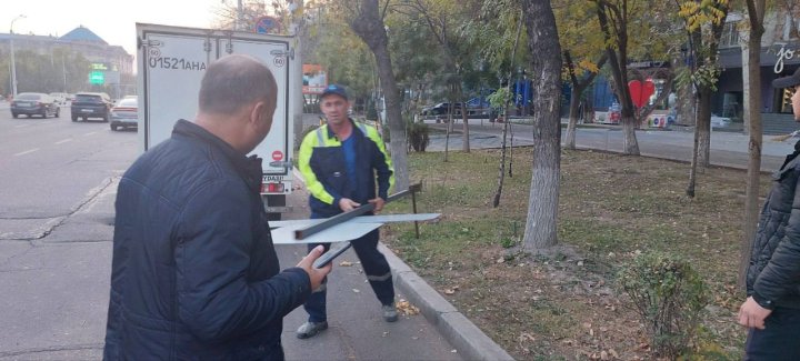 На улицах Ташкента демонтируют незаконные рекламные конструкции