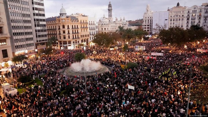 В Валенсии 130 тысяч протестующих вышли на площадь из-за потопов