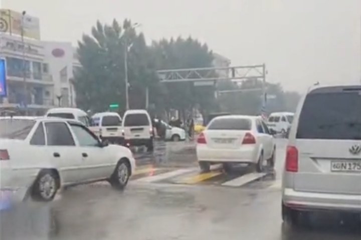 В Андижане автомобиль угодил в глубокий провал в асфальтовом покрытии дороги — видео