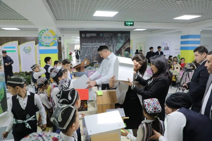 Школьники в Ташкенте смастерили сотню скворечников