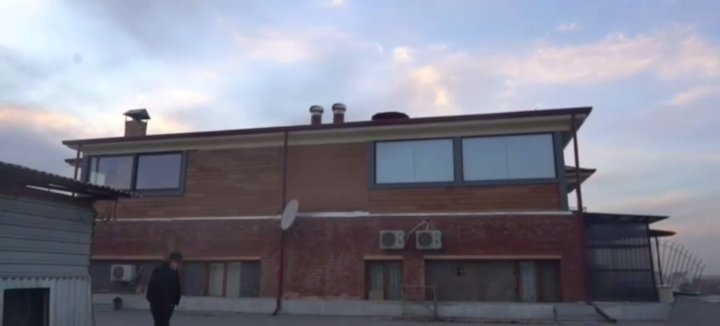 Житель Ташкента построил двухэтажный коттедж на крыше многоэтажки