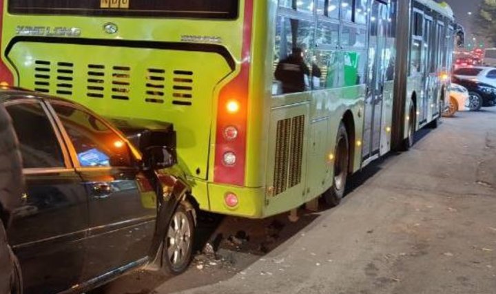 В Мирабадском районе женщина за рулём автомобиля «Lacetti» столкнулась с автобусом