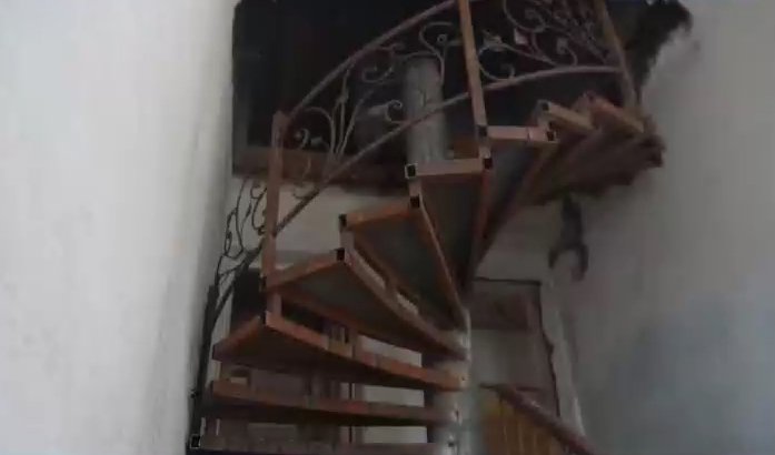 Житель Ангрена незаконно построил пентхаус в многоквартирном доме — видео