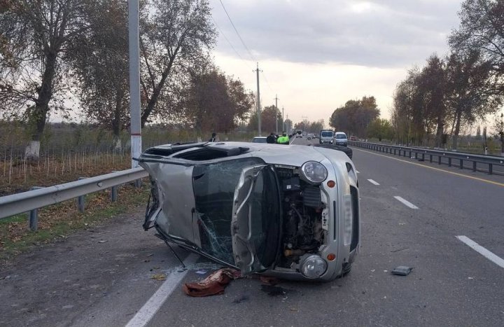 В Ташобласти Matiz столкнулся с двумя автомобилями и перевернулся — видео