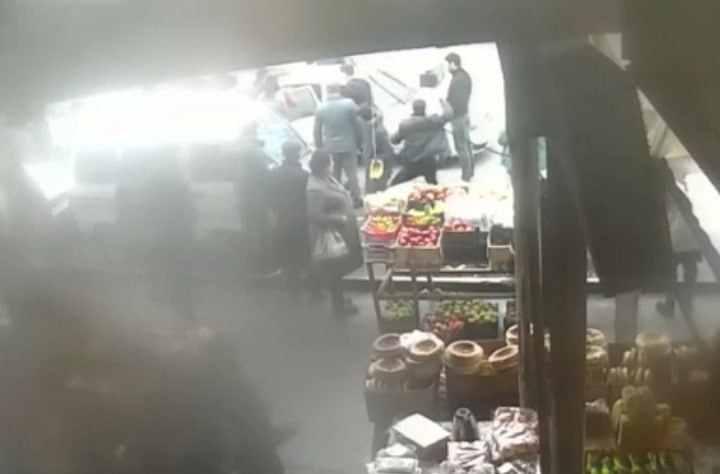 В Фергане несколько граждан, среди которых были женщина и несовершеннолетний, напали на сотрудников ОВД - видео